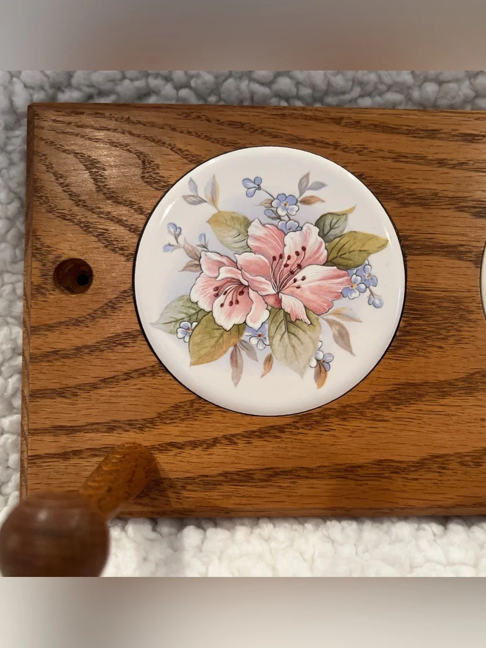 Beaver Hill Designs, PA, 1970s Wall Mounted Coat/hat Rack W/ceramic Inlay Flower